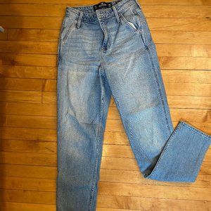 Hollister Ultra High Waist Mom Jeans